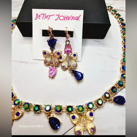 BETSEY JOHNSON ‘Buggin Out’ Butterfly Charm Necklace &. Matching Earrings NWT - Picture 5 of 13